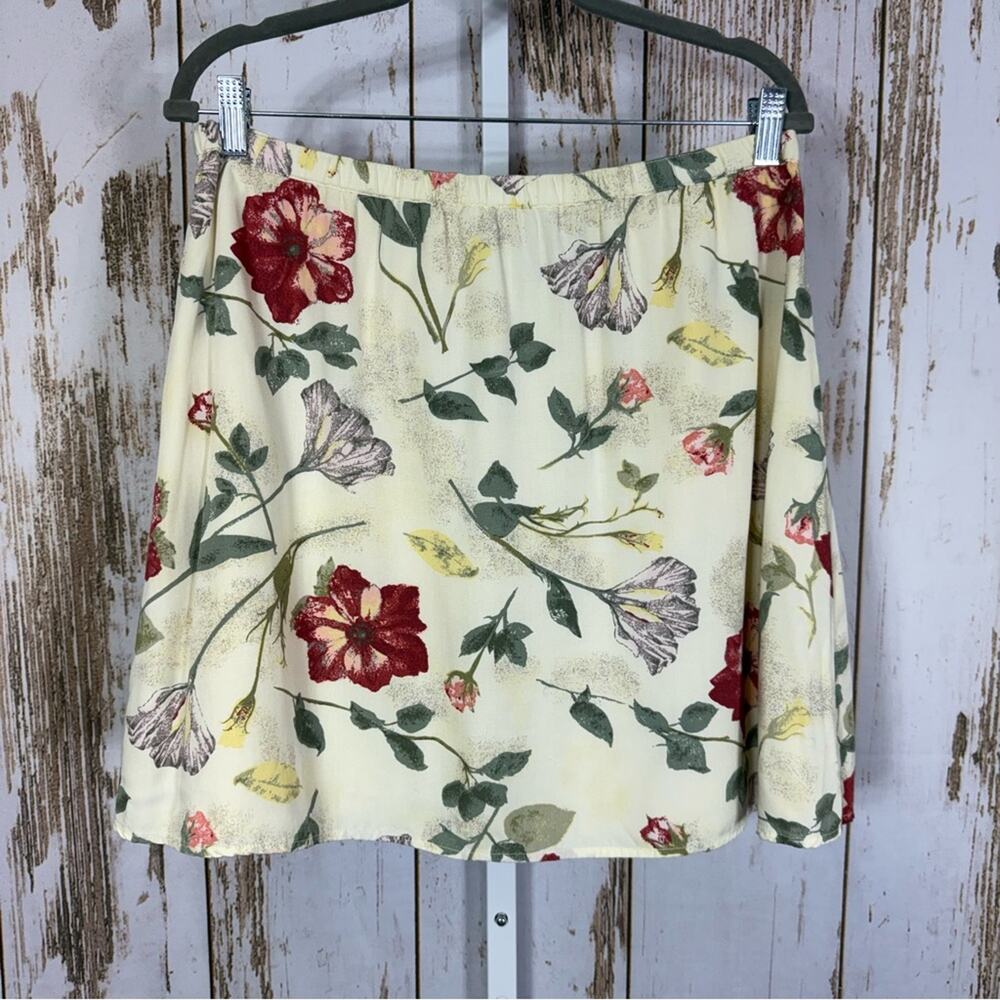 Eddie Bauer, Cream and Red Floral Mini Skirt. Size PM. In excellent condition!